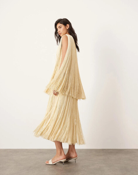 ASOS EDITION – Ultimate – Maxi-Säulenkleid in Buttermilch mit mehrlagigem Fransendesign