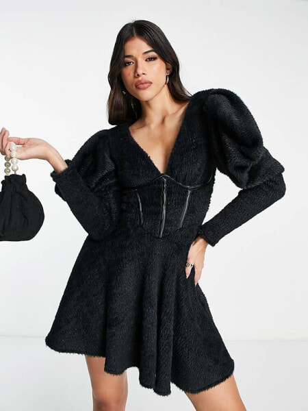 ASOS LUXE – Korsett-Kleid aus flauschigem Strick in Schwarz mit schwingendem Rock
