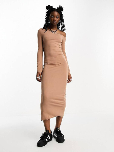 ASOS DESIGN – Langärmliges Midikleid in Braun mit One-Shoulder-Design