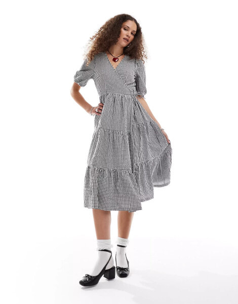 Monki – Gestuftes Seersucker-Midikleid im Wickeldesign mit schwarz-weißem Vichy-Karomuster