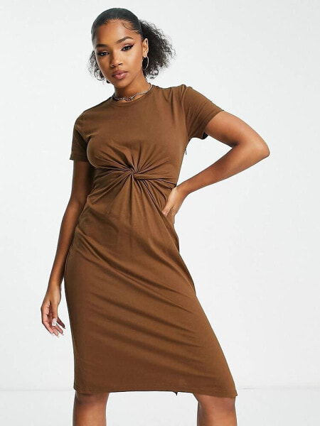 Платье повседневное Urban Revivo – средней длины в коричневом цвете с завернутым передним смотрением