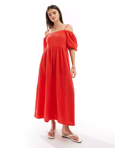 Selected Femme – Maxikleid in Rot mit Lochstickerei