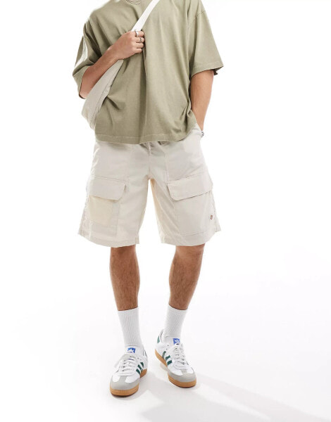 Dickies fisherville shorts in cream