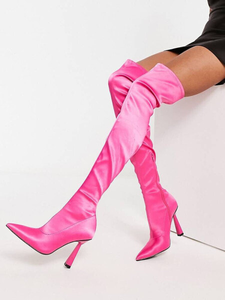 ASOS DESIGN – Krista – Eng anliegende Satin-Stiefel in Rosa mit Absatz