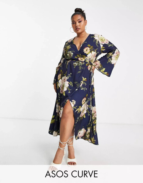 Женское вечернее платье ASOS Curve ASOS DESIGN Curve Satin-Wickelkleid in Marineblau mit asymmetrischem Schnitt, Bindegürtel und Blumenmuster