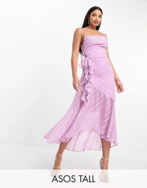 ASOS DESIGN Tall – Seitlich geschnürtes Midi-Trägerkleid aus genopptem Stoff in Flieder mit Wasserfallausschnitt, Rüschendetail und nach hinten abfallendem Saum