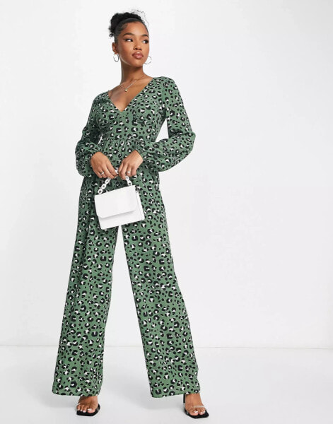 ASOS DESIGN – Langärmliger Jumpsuit aus strukturiertem Krepp mit Leopardenmuster und Knopfverschluss auf der Rückseite