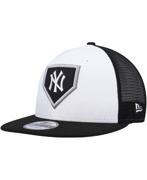 Men's White and Black New York Yankees 2022 Clubhouse Trucker 9FIFTY Snapback Hat