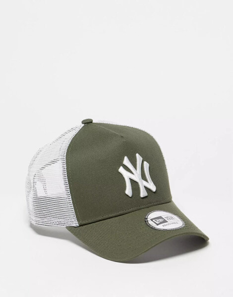 New Era 9forty NY Yankees trucker cap in khaki