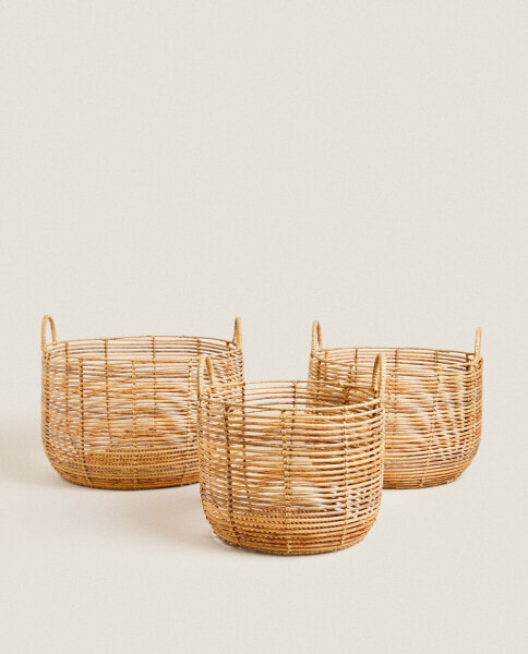 Round hamper with handles