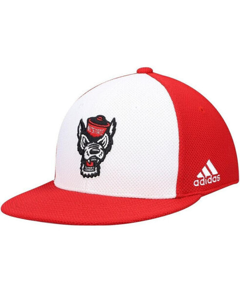 Городская кепка adidas для мужчин бело-красная NC State Wolfpack On-Field Baseball.