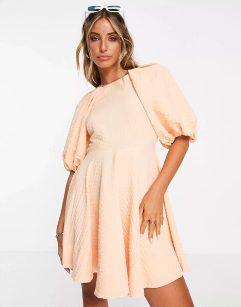 ASOS DESIGN – Minikleid in Apricot mit Struktur, Rückenausschnitt und Puffärmeln