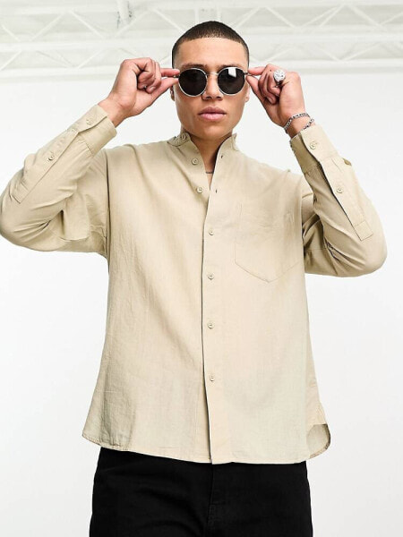 Bershka – Langärmliges Hemd in Beige mit Grandad-Kragen