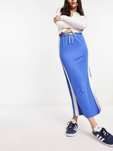 Bershka – Sportlicher Midirock in Blau mit kontrastierendem Streifen