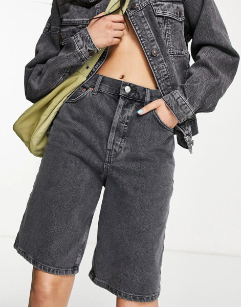 Topshop – Editor – Lang geschnittene Jeansshorts in verwaschenem Schwarz