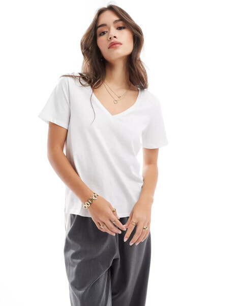 Vero Moda – Weißes T-Shirt mit V-Ausschnitt