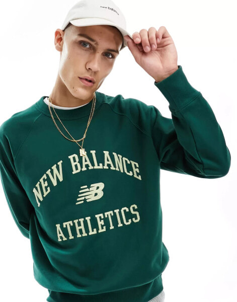 New Balance – Sweatshirt in Grün im College-Look