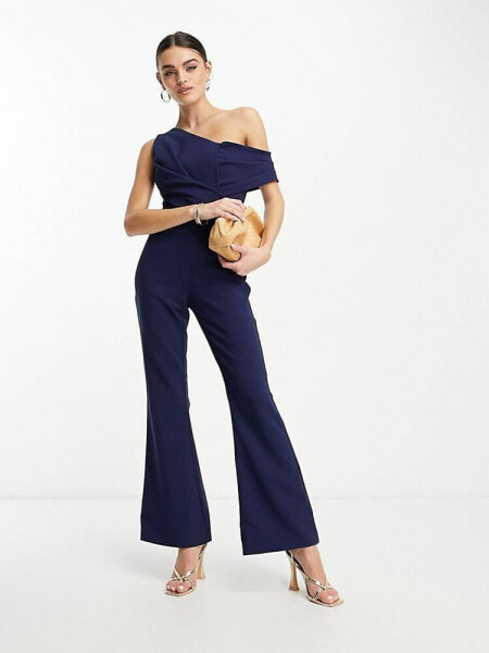 Lavish Alice – Ausgestellter, schulterfreier Jumpsuit in Marineblau