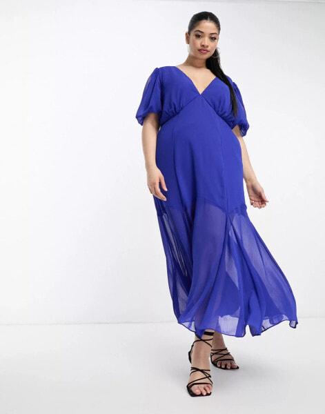 ASOS DESIGN Curve – Midikleid aus Chiffon in Kobaltblau mit V-Ausschnitt, Flatterärmeln und Godet-Details am Saum