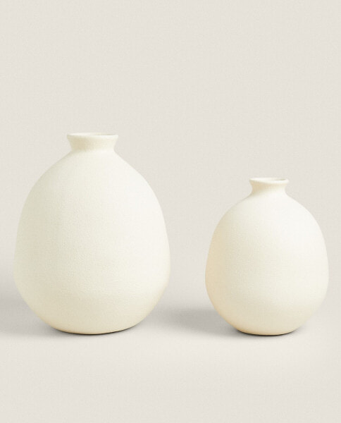 Rough-effect ceramic vase