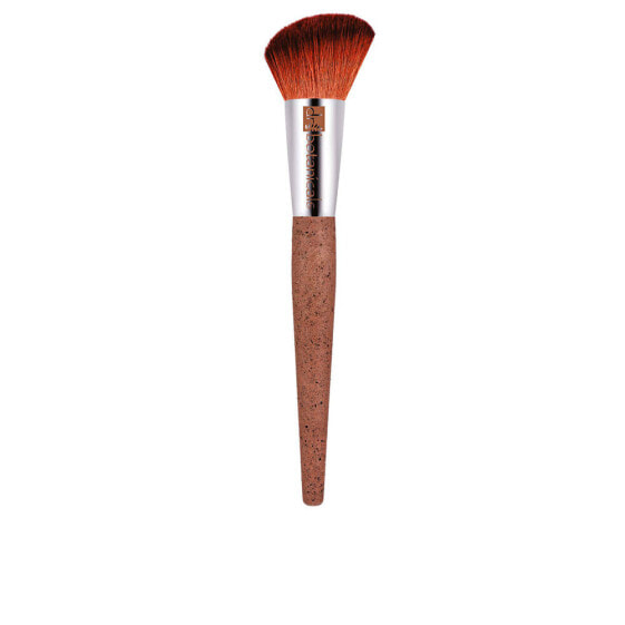 Кисть для румян VELANDIA ANGLED BLUSHER BRUSH из бионического синтетического ворса с ручкой из переработанного алюминия, кофе и кукурузы 1 шт.