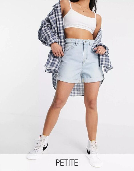 DTT Petite – Caidi – Jeansshorts mit hohem Bund in Hellblau