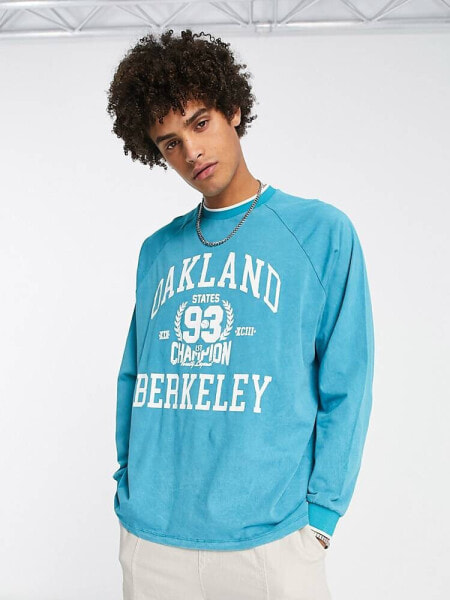 ASOS DESIGN – Langärmliges Oversize-T-Shirt in verwaschenem Blau mit College-Print und Zierstreifen