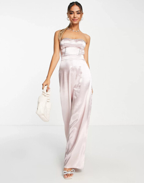 Miss Selfridge – Jumpsuit aus Satin in Zartrosa mit weitem Bein und Strassbesatz