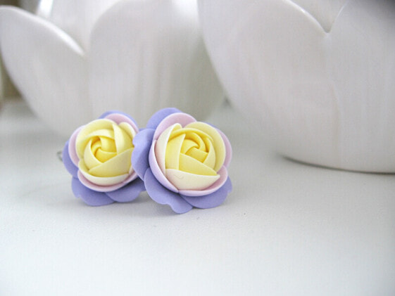 Colorful dangling earrings in the shape of Tammy flowers