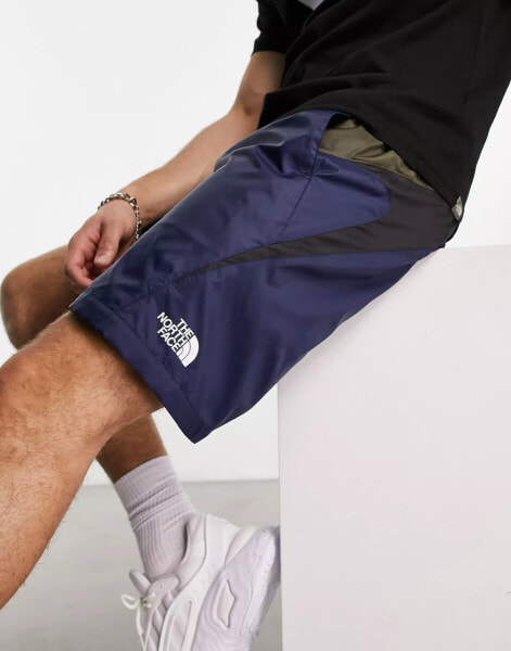 The North Face – TNF X – Shorts aus Webstoff in Marineblau und Khaki mit Gürtel