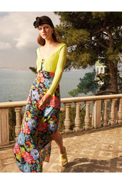 Melis Ağazat X Çiçek Desenli Pencere Detaylı Yırtmaçlı Elbise