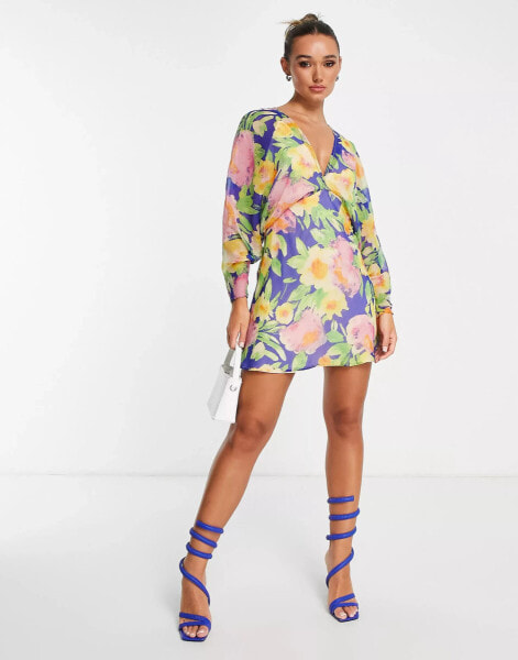 ASOS DESIGN – Minikleid mit Fledermausärmeln und großem Blumenmuster in Blau