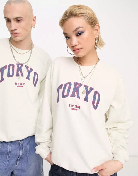 Reclaimed Vintage – Unisex-Sweatshirt in Ecru mit „Tokyo“-Print im College-Look und Rundhalsausschnitt