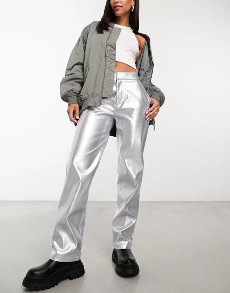 ASOS DESIGN – Gerade geschnittene Hose aus Kunstleder in Metallic-Optik