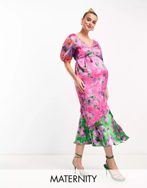 Hope & Ivy Maternity – Satin-Midikleid in Rosa mit Kontrastmuster