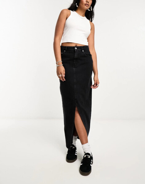 ASOS DESIGN – Midi-Jeansrock in verwaschenem Schwarz mit Schlitz am Saum