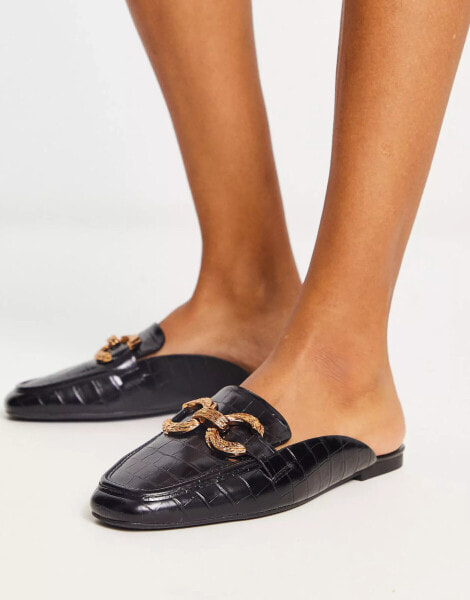 ASOS DESIGN – Manhattan – Flache Mules in Kroko-Schwarz mit Verzierung