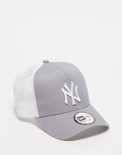 New Era 9forty NY Yankees contrast trucker cap in grey