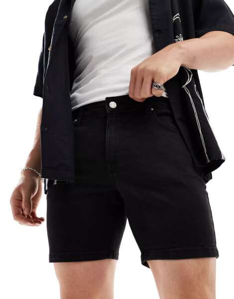 ASOS DESIGN – Mittellange, eng geschnittene Jeansshorts in verwaschenem Schwarz