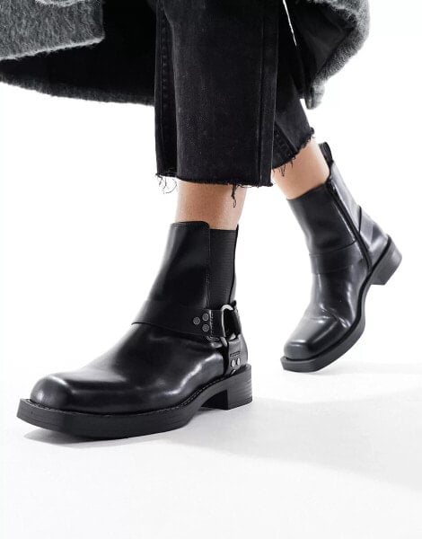 Pull&Bear – Flache Ankle-Boots in Schwarz mit eckiger Zehenpartie und Schnallendetail