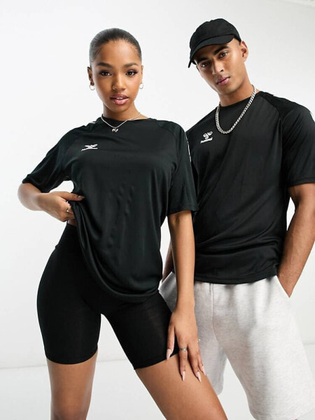 hummel – Core – Unisex-T-Shirt | Dubai Schwarz in Shipping Buy Alimart EAD Online UAE, M: & 158 to the from Size: Price in