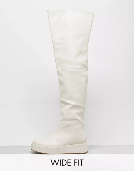 Public Desire – Rosie – Flache Overknee-Stiefel in Creme, weite Passform