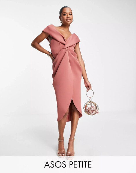 ASOS DESIGN Petite – Schulterfreies Midikleid in Rosé mit verdrehtem Design vorne