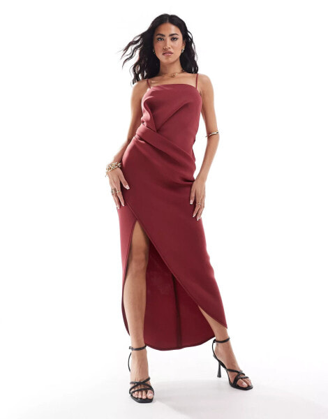 ASOS DESIGN – Weiches Midi-Trägerkleid in Dunkelrot mit drapiertem eckigem Ausschnitt und Wickelrock