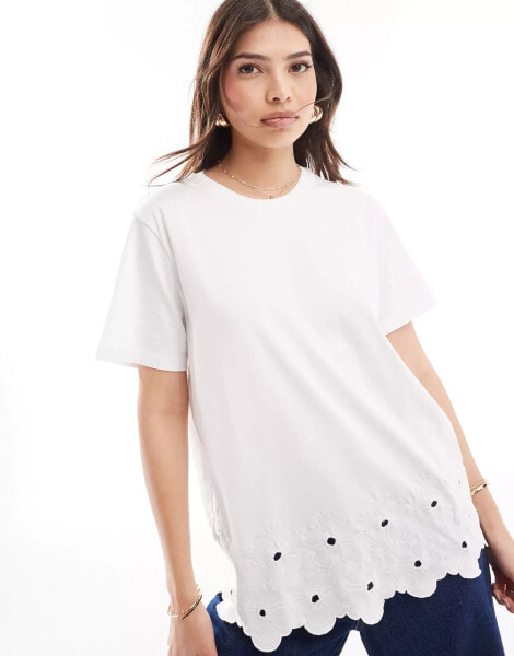 ASOS DESIGN – T-Shirt in Weiß mit besticktem Saum