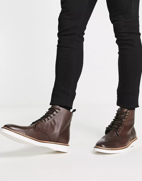 ASOS DESIGN – Schnürstiefel aus braunem Leder mit weißer Keilsohle