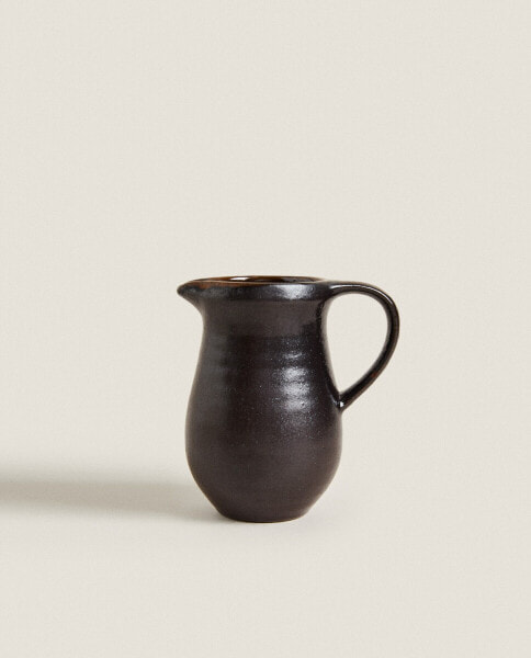 Stoneware jug with handle