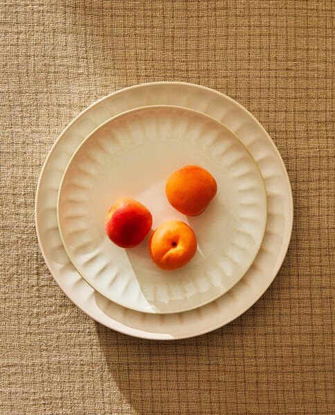 Stoneware dessert plate with raised design