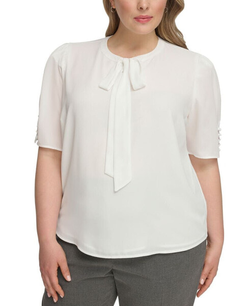 Блузка Calvin Klein plus Size с короткими рукавами и завязкой на шее