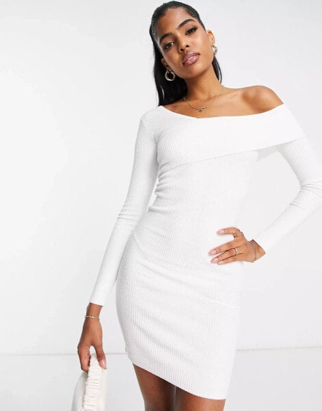 Miss Selfridge – Asymmetrisches Rippstrick-Kleid in Creme mit Carmenausschnitt